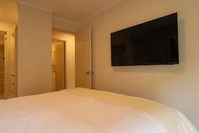 w Beautiful 2BR w Balcony in Miraflores