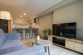 w Beautiful 2BR w Balcony in Miraflores