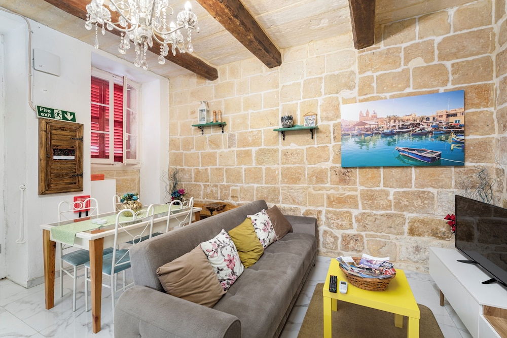 Traditional Townhouse - Rooftop Seaviews