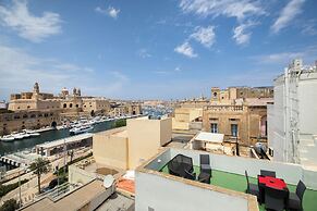 Traditional Townhouse - Rooftop Seaviews