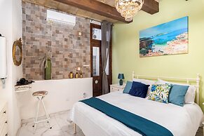 Traditional Townhouse - Rooftop Seaviews