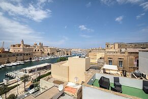 Traditional Townhouse - Rooftop Seaviews