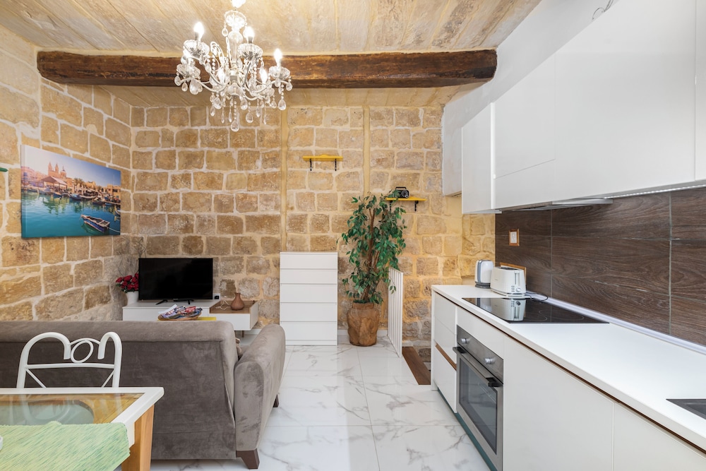 Traditional Townhouse - Rooftop Seaviews