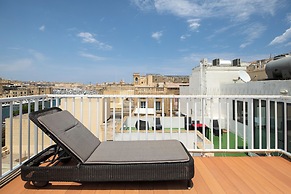 Traditional Townhouse - Rooftop Seaviews