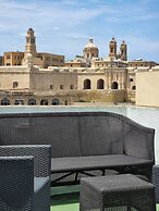 Traditional Townhouse - Rooftop Seaviews