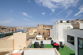 Traditional Townhouse - Rooftop Seaviews