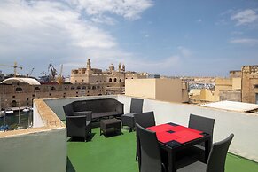 Traditional Townhouse - Rooftop Seaviews