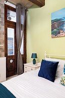 Traditional Townhouse - Rooftop Seaviews