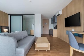 Wyndham Garden 1220 Modern Studio Next to Naitho