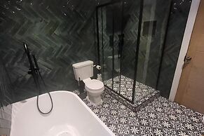 3 Bed House - Sea Views, Balcony, Parking, Pets