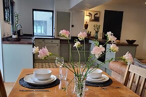 3 Bed House - Sea Views, Balcony, Parking, Pets
