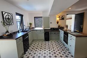 3 Bed House - Sea Views, Balcony, Parking, Pets