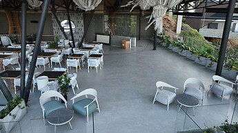 Roka Hotel