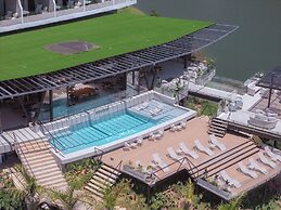 Roka Hotel