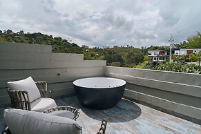 Roka Hotel