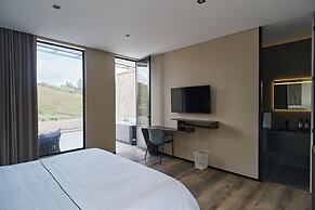 Roka Hotel