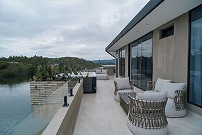 Roka Hotel