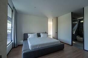 Roka Hotel