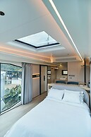 Roka Hotel