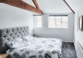 Spacious & Luxury 2BR Flat in Calverton