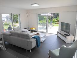 Holiday Home With Partial sea View, Douarnenez