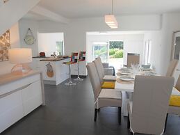 Holiday Home With Partial sea View, Douarnenez