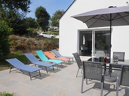 Holiday Home With Partial sea View, Douarnenez