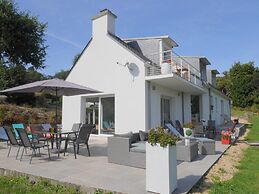 Holiday Home With Partial sea View, Douarnenez