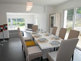 Holiday Home With Partial sea View, Douarnenez