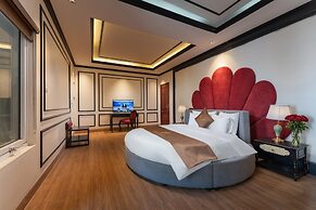 Grand Luxury Hotel