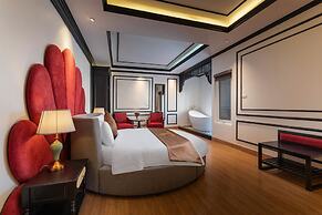 Grand Luxury Hotel