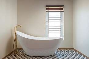Grand Luxury Hotel