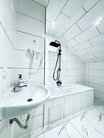 Comfortable 5 BR Apt near Schonbrunn