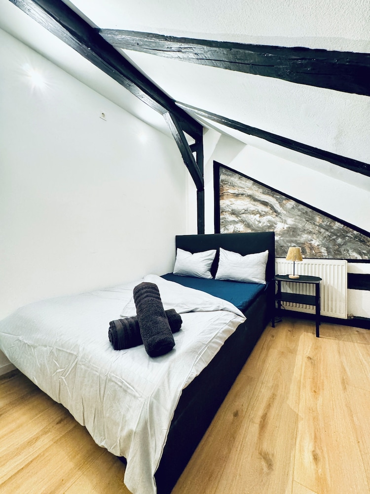 Comfortable 5 BR Apt near Schonbrunn