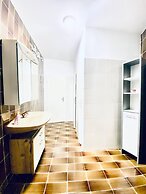 Budget Friendly 4 BR Apt for Groups