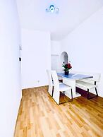 Budget Friendly 4 BR Apt for Groups
