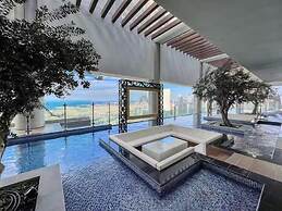 Paramount Hotel Rooftop Infinity Pool