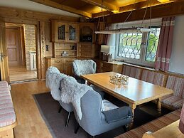 Cozy Holiday Home With Mountain Views