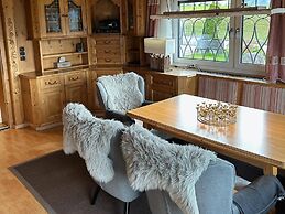 Cozy Holiday Home With Mountain Views