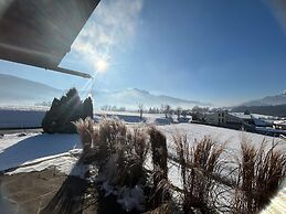 Cozy Holiday Home With Mountain Views