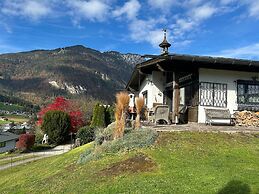Cozy Holiday Home With Mountain Views