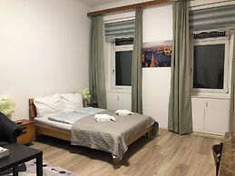 Charming 1BR Apt With Garden Danube