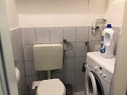 Charming 1BR Apt With Garden Danube