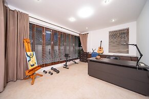 Spacious Private 4 BR Villa With a Working Office