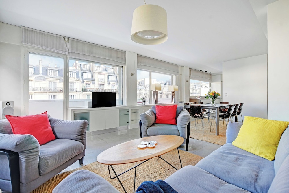 Exceptional 3bdr/6p apt - View of the Eiffel Tower