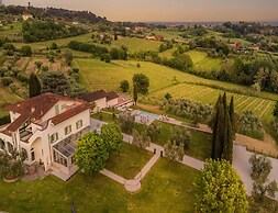 Farmhouse in Tuscany With Infinity Pool