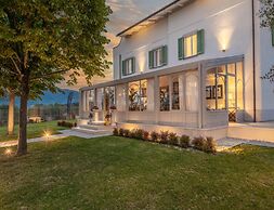 Farmhouse in Tuscany With Infinity Pool