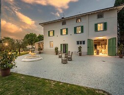 Farmhouse in Tuscany With Infinity Pool
