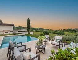Farmhouse in Tuscany With Infinity Pool