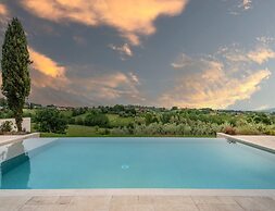 Farmhouse in Tuscany With Infinity Pool